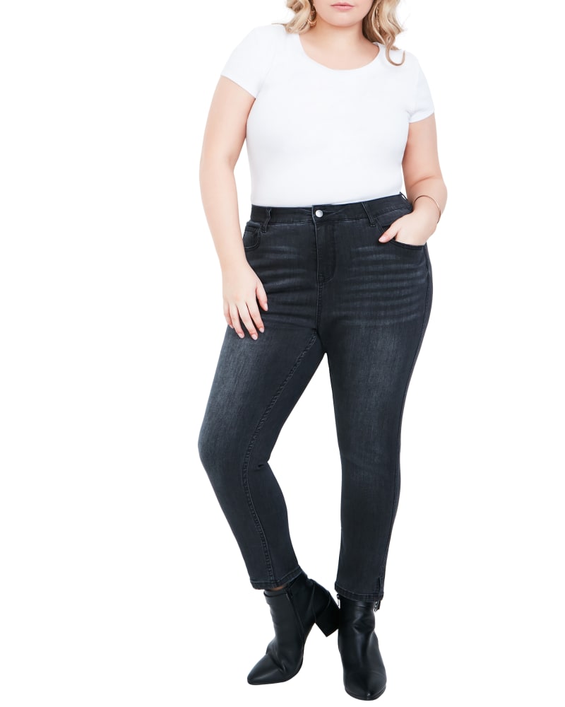 Plus size model wearing  by Aveology | Dia&Co | dia_product_style_image_id:185327